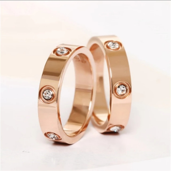 Jewelry - Rose gold ring with stones
